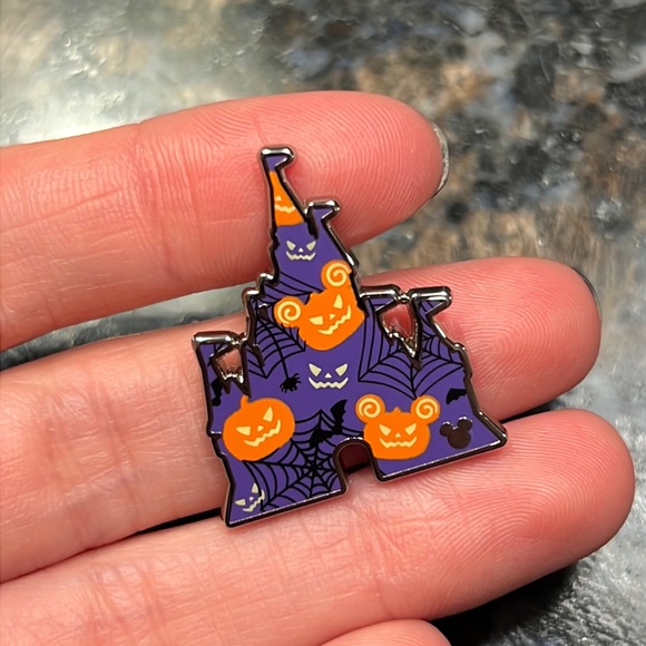 Disney Halloween Castle Pin - Picture 1 of 2